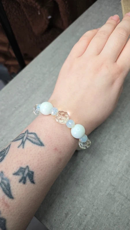 bracelet vintage - neuf - perles blanc nacré irisé - effet cristal facette brillant - effet reflets pierre de lune - élégant chic