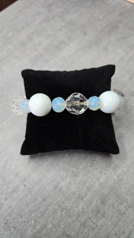 bracelet vintage - neuf - perles blanc nacré irisé - effet cristal facette brillant - effet reflets pierre de lune - élégant chic