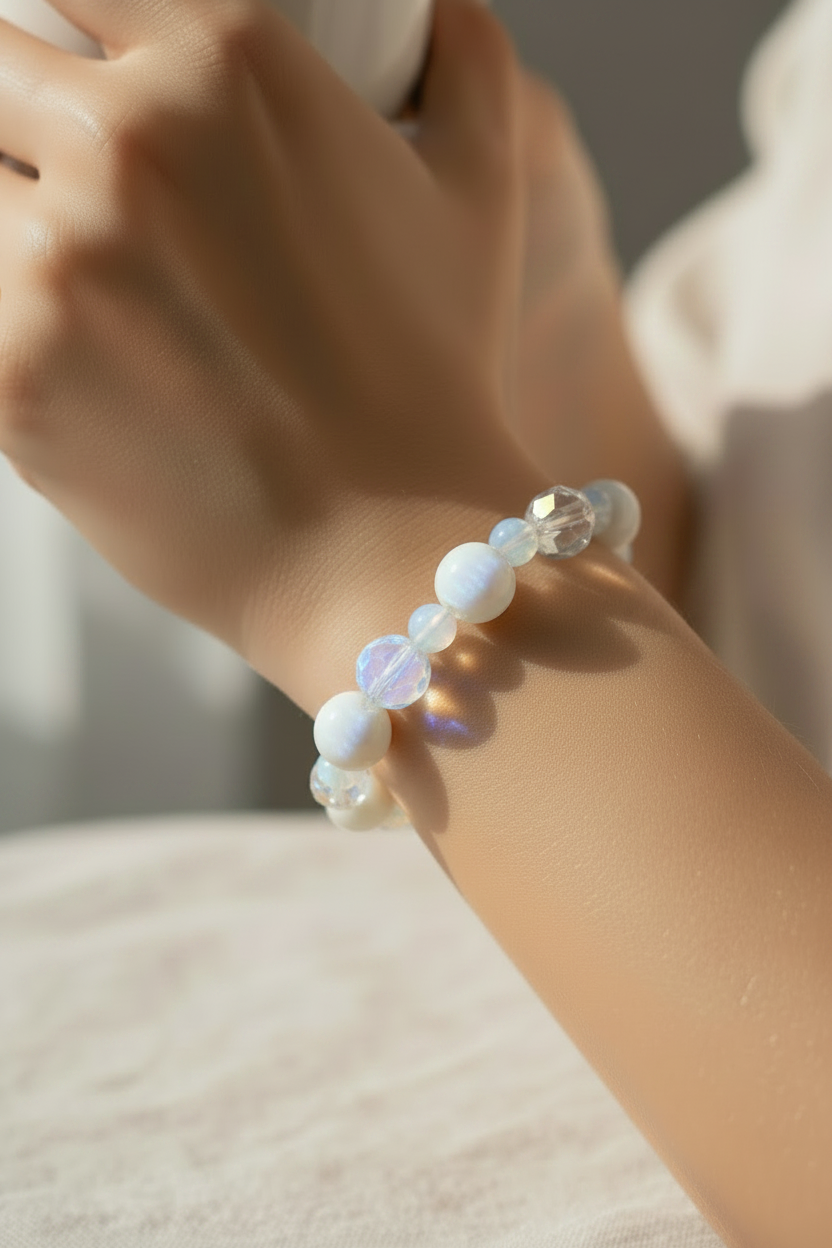 bracelet vintage - neuf - perles blanc nacré irisé - effet cristal facette brillant - effet reflets pierre de lune - élégant chic