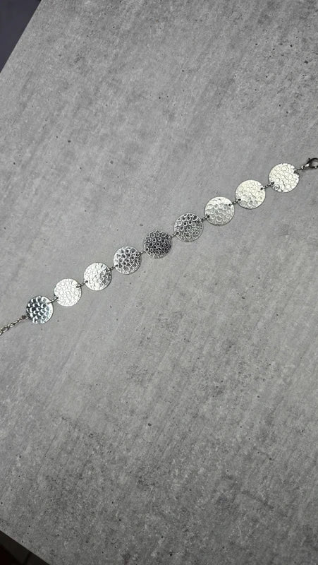 bracelet - neuf - pastille rond martelé argenté martelé effet croco - chaine argenté - acier inoxydable - chic élégant