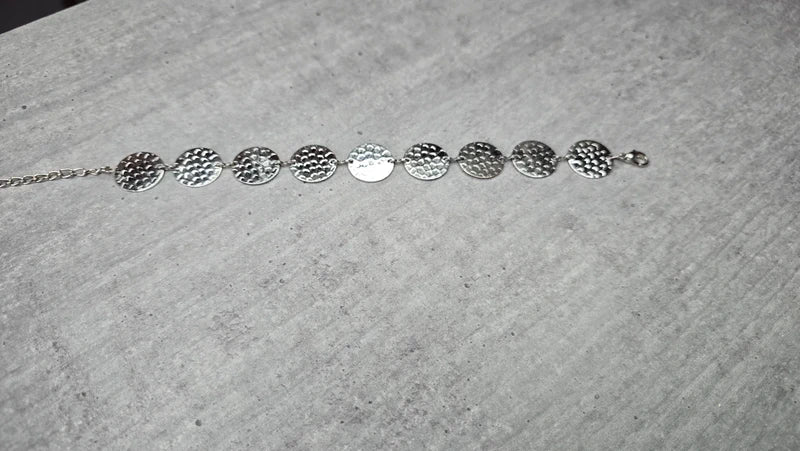 bracelet - neuf - pastille rond martelé argenté martelé effet croco - chaine argenté - acier inoxydable - chic élégant