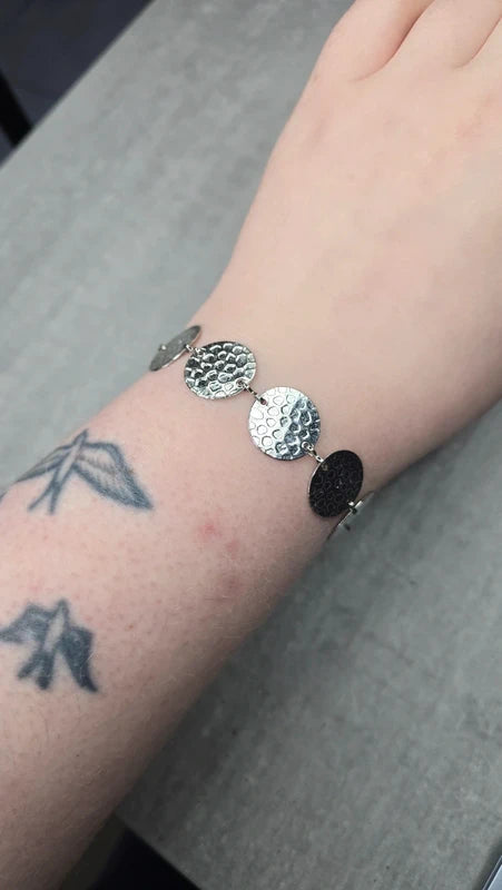 bracelet - neuf - pastille rond martelé argenté martelé effet croco - chaine argenté - acier inoxydable - chic élégant