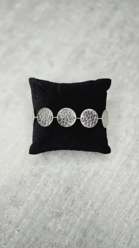 bracelet - neuf - pastille rond martelé argenté martelé effet croco - chaine argenté - acier inoxydable - chic élégant