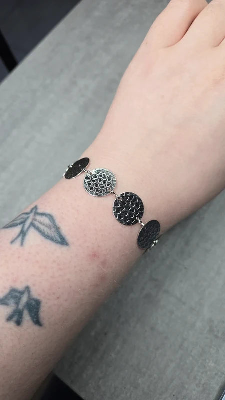 bracelet - neuf - pastille rond martelé argenté martelé effet croco - chaine argenté - acier inoxydable - chic élégant