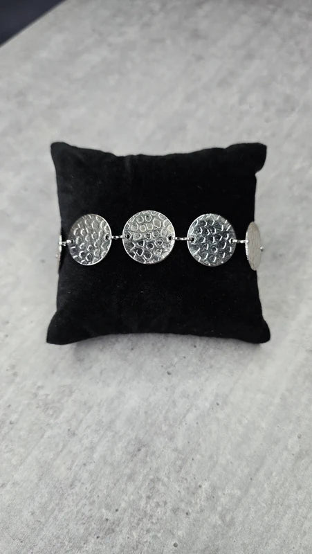 bracelet - neuf - pastille rond martelé argenté martelé effet croco - chaine argenté - acier inoxydable - chic élégant