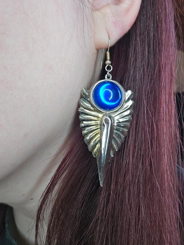 boucles d'oreilles vintage - ailes argenté doré - cabochon bleu intense - original légère pendante