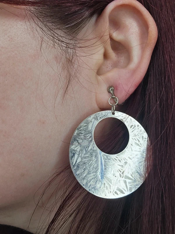 boucles d'oreilles vintage - a clips - ronde - argentées effet marbré patiné alu gris - rétro chic - légère pendante