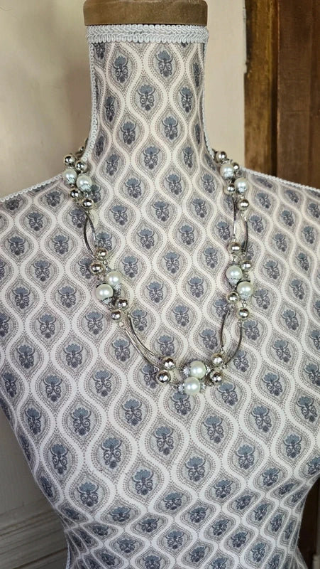 collier sautoir vintage - neuf - perles facettes argentées perles blanches nacrées design argentés - articulé