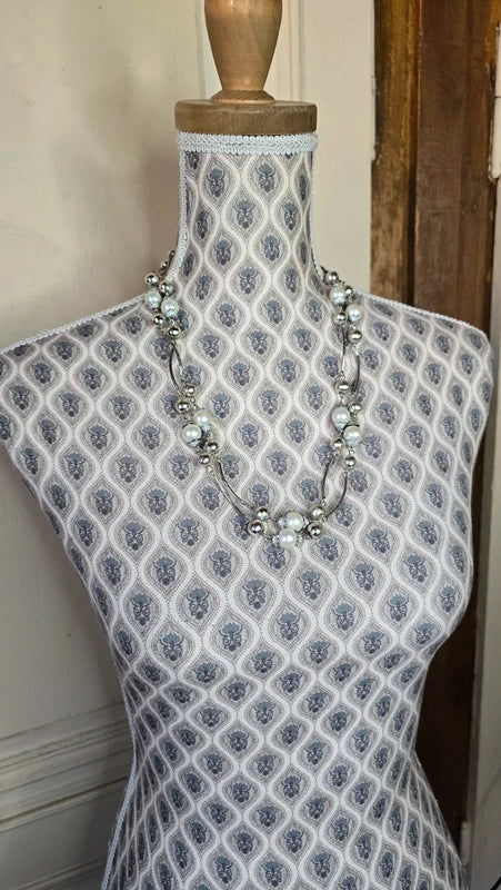 collier sautoir vintage - neuf - perles facettes argentées perles blanches nacrées design argentés - articulé