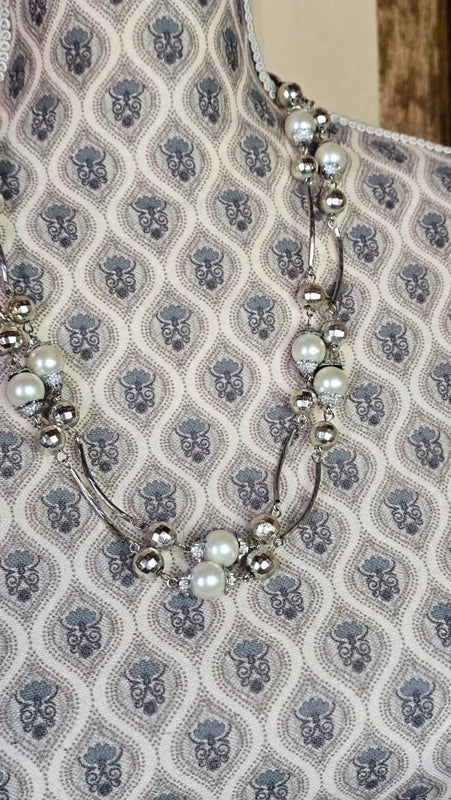 collier sautoir vintage - neuf - perles facettes argentées perles blanches nacrées design argentés - articulé