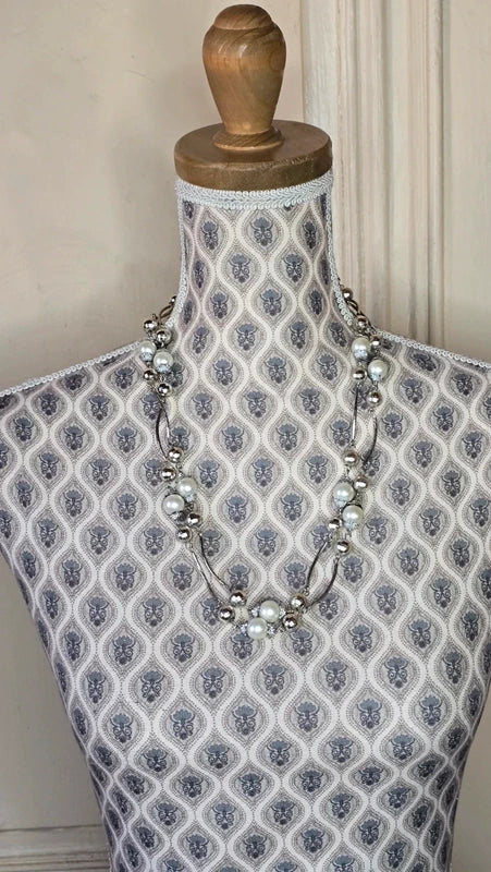 collier sautoir vintage - neuf - perles facettes argentées perles blanches nacrées design argentés - articulé