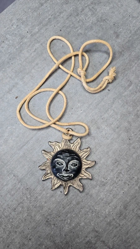 collier vintage années 80 - neuf - cordon - noir beige - pendentif soleil - esprit egyptien antique ethnique