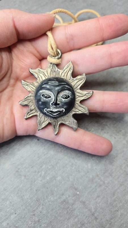 collier vintage années 80 - neuf - cordon - noir beige - pendentif soleil - esprit egyptien antique ethnique