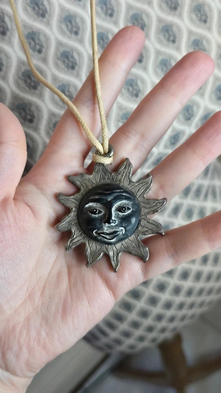 collier vintage années 80 - neuf - cordon - noir beige - pendentif soleil - esprit egyptien antique ethnique
