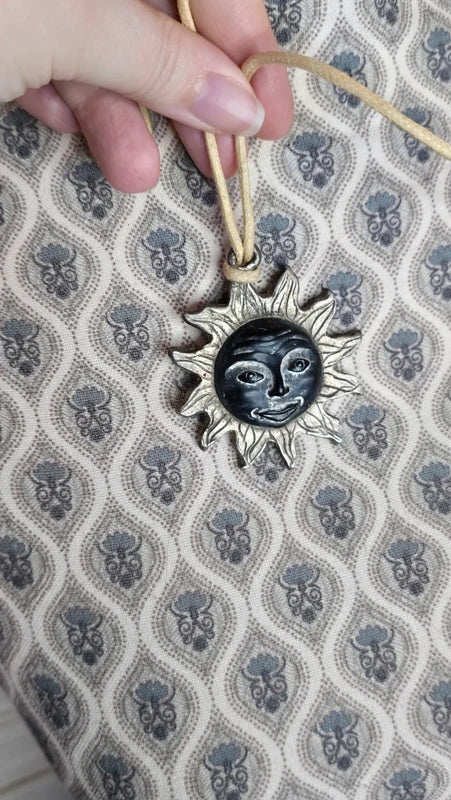 collier vintage années 80 - neuf - cordon - noir beige - pendentif soleil - esprit egyptien antique ethnique