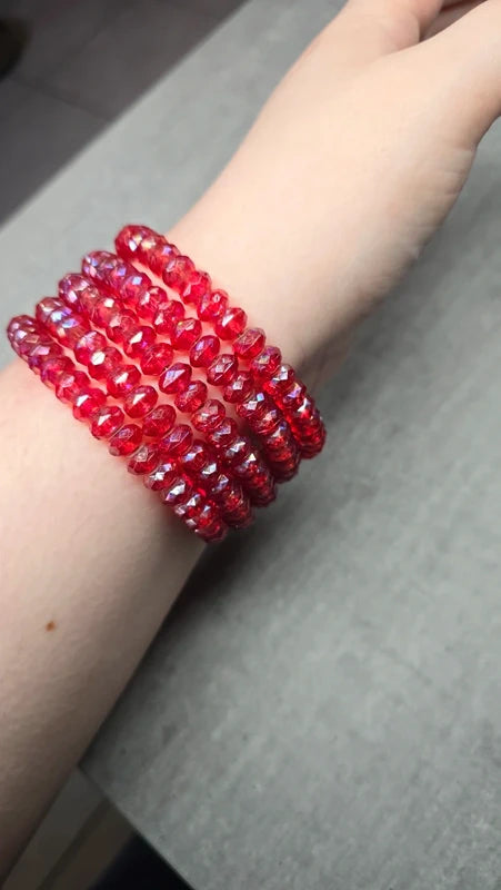 bracelet vintage - neuf - multi rang perles rouges facette brillantes - élastique - effet cristal