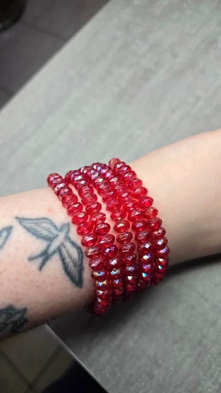 bracelet vintage - neuf - multi rang perles rouges facette brillantes - élastique - effet cristal
