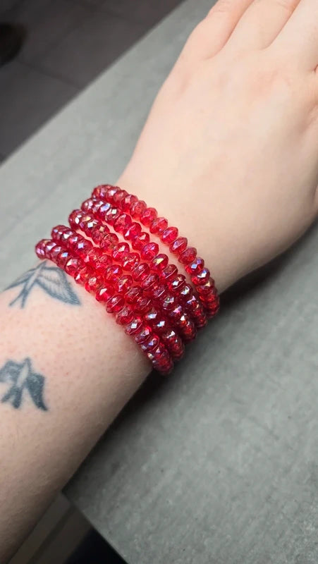 bracelet vintage - neuf - multi rang perles rouges facette brillantes - élastique - effet cristal