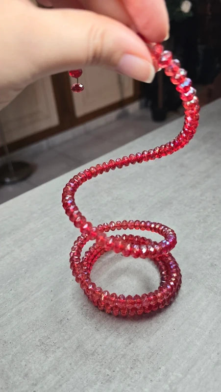 bracelet vintage - neuf - multi rang perles rouges facette brillantes - élastique - effet cristal
