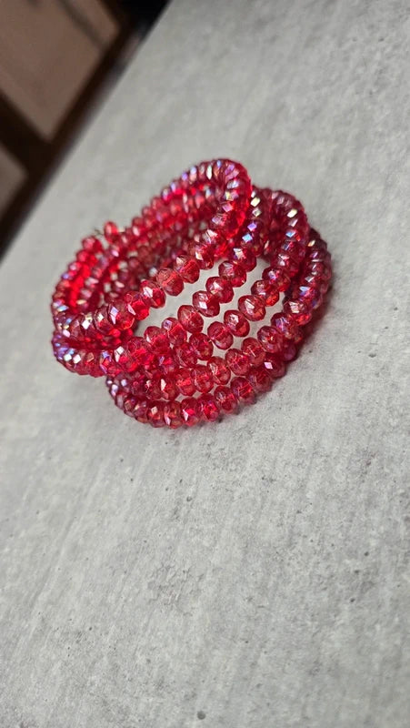 bracelet vintage - neuf - multi rang perles rouges facette brillantes - élastique - effet cristal