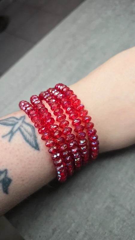 bracelet vintage - neuf - multi rang perles rouges facette brillantes - élastique - effet cristal