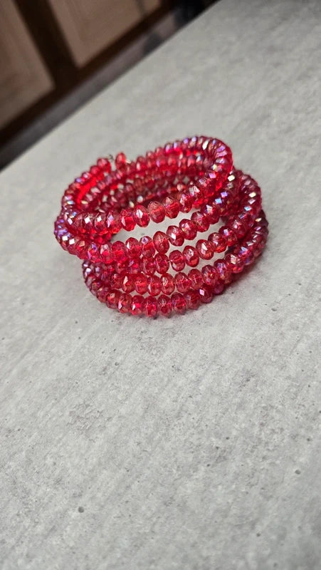 bracelet vintage - neuf - multi rang perles rouges facette brillantes - élastique - effet cristal