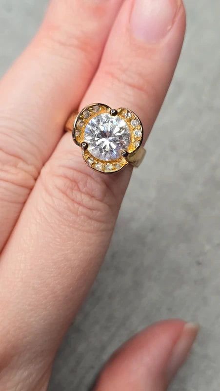 bague vintage - doré - fleur grande pierre brillante entouré de strass - chic élégant - 18 mm