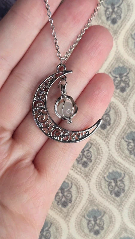 collier vintage  neuf - effet mystique céleste - chaine argenté - pendentif lune gravé ajouré avec pierre