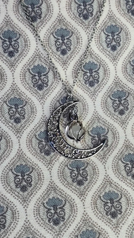 collier vintage  neuf - effet mystique céleste - chaine argenté - pendentif lune gravé ajouré avec pierre