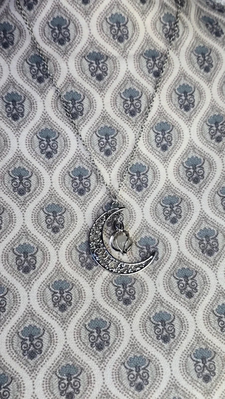 collier vintage  neuf - effet mystique céleste - chaine argenté - pendentif lune gravé ajouré avec pierre
