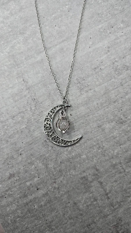 collier vintage  neuf - effet mystique céleste - chaine argenté - pendentif lune gravé ajouré avec pierre