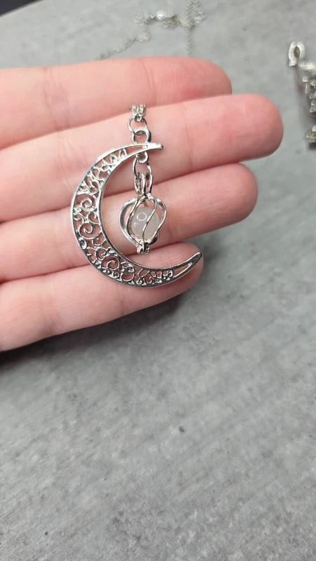 collier vintage  neuf - effet mystique céleste - chaine argenté - pendentif lune gravé ajouré avec pierre