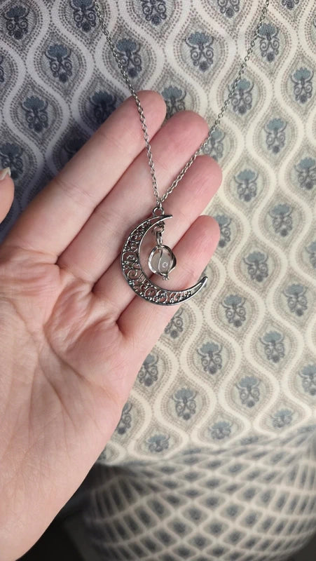 collier vintage  neuf - effet mystique céleste - chaine argenté - pendentif lune gravé ajouré avec pierre