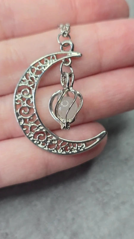 collier vintage  neuf - effet mystique céleste - chaine argenté - pendentif lune gravé ajouré avec pierre