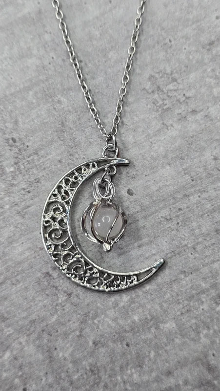 collier vintage  neuf - effet mystique céleste - chaine argenté - pendentif lune gravé ajouré avec pierre