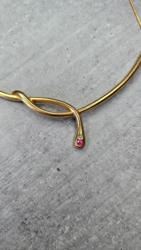 collier vintage chic - neuf - acier inoxydable - chaine doré pendentif noeud serpent pierre rose strass argenté - élégant