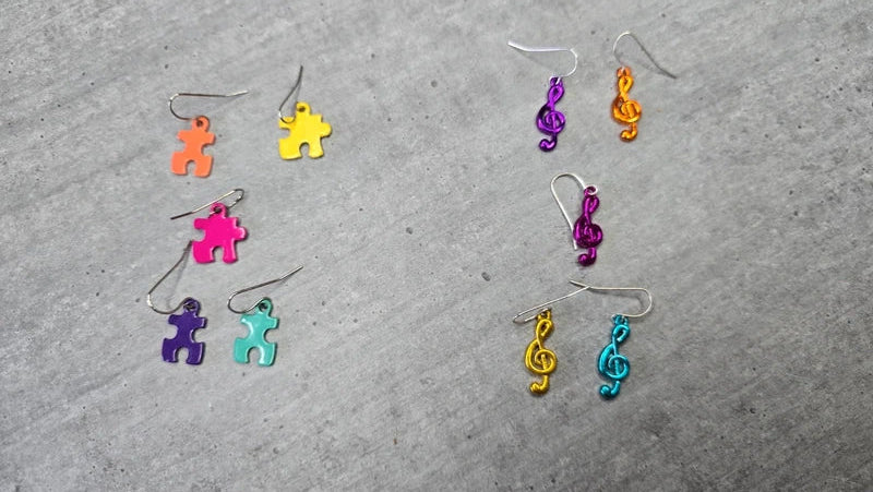 boucle d'oreilles - neuf - forme puzzle ou forme note musique - lot de 5 ou 10 - légère - orange jaune rose violet bleu - femme fille