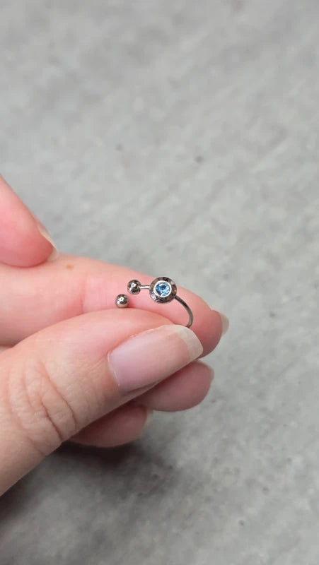 faux piercing - neuf sous blister - acier inoxydable - couleur argenté strass bleu brillant lumineux ajustable - nez oreille