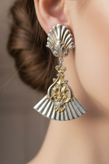 boucles d'oreilles vintage années 80 - baroque - doré argenté - relief - travaillé - ancien antique - légère pendante