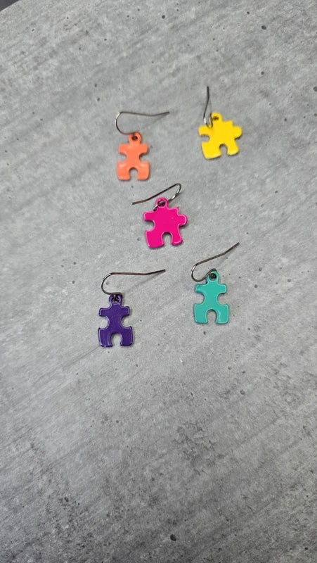 boucle d'oreilles - neuf - forme puzzle ou forme note musique - lot de 5 ou 10 - légère - orange jaune rose violet bleu - femme fille