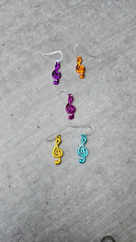 boucle d'oreilles - neuf - forme puzzle ou forme note musique - lot de 5 ou 10 - légère - orange jaune rose violet bleu - femme fille