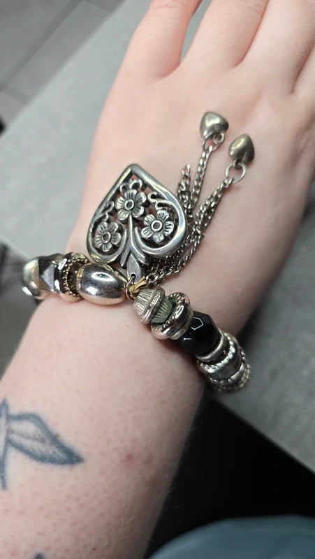 bracelet vintage - breloque charms pampilles perles coeur - travaillé original - élastique - argenté noir