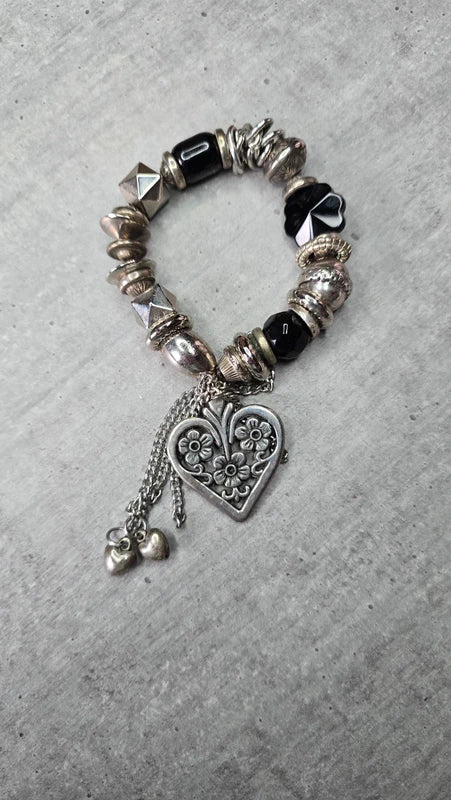 bracelet vintage - breloque charms pampilles perles coeur - travaillé original - élastique - argenté noir