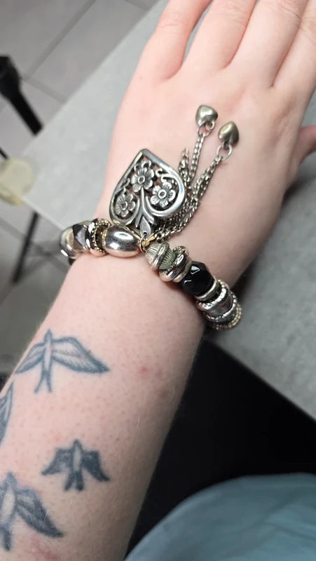 bracelet vintage - breloque charms pampilles perles coeur - travaillé original - élastique - argenté noir