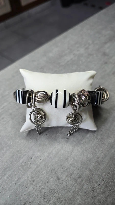 bracelet vintage années 90 - neuf - charms breloque - effet réglisse guimauve - noir blanc argenté - élastique