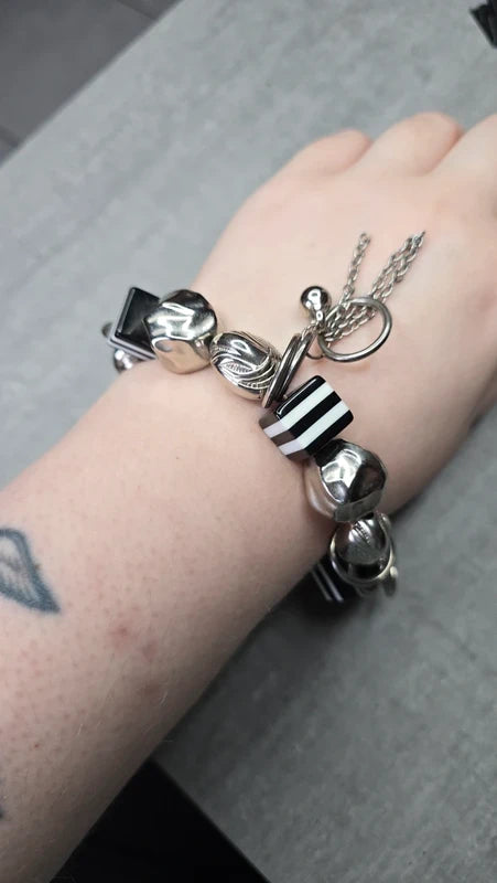 bracelet vintage années 90 - neuf - charms breloque - effet réglisse guimauve - noir blanc argenté - élastique