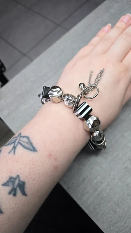 bracelet vintage années 90 - neuf - charms breloque - effet réglisse guimauve - noir blanc argenté - élastique