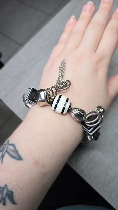 bracelet vintage années 90 - neuf - charms breloque - effet réglisse guimauve - noir blanc argenté - élastique