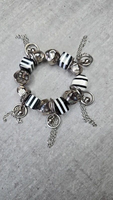 bracelet vintage années 90 - neuf - charms breloque - effet réglisse guimauve - noir blanc argenté - élastique