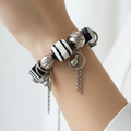 bracelet vintage années 90 - neuf - charms breloque - effet réglisse guimauve - noir blanc argenté - élastique